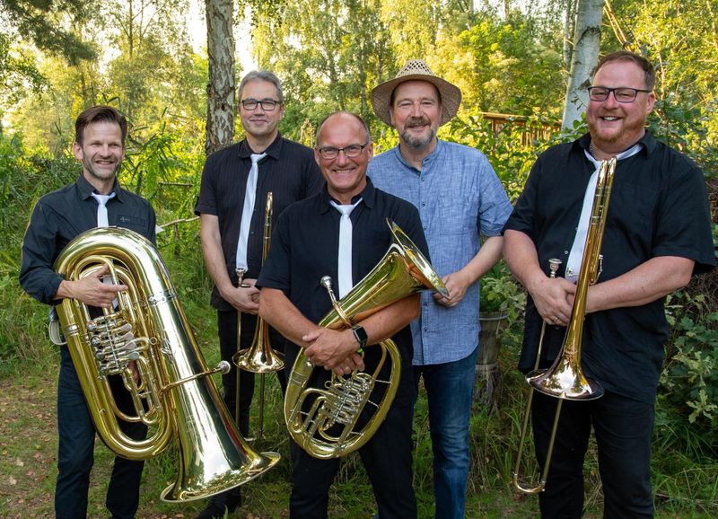 Ein Quartett zu fünft: die Band „Tagesform“ und Moderator Hellmuth Henneberg